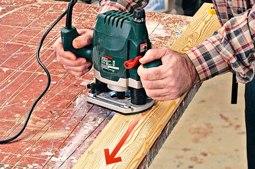 Overfræserens fræseretning: På modsatte side af emnet skubbes overfræseren væk fra dig selv for at opnå den korrekte fræseretning. Overfræserens fræseretning: På modsatte side af emnet skubbes overfræseren væk fra dig selv for at opnå den korrekte fræseretning.